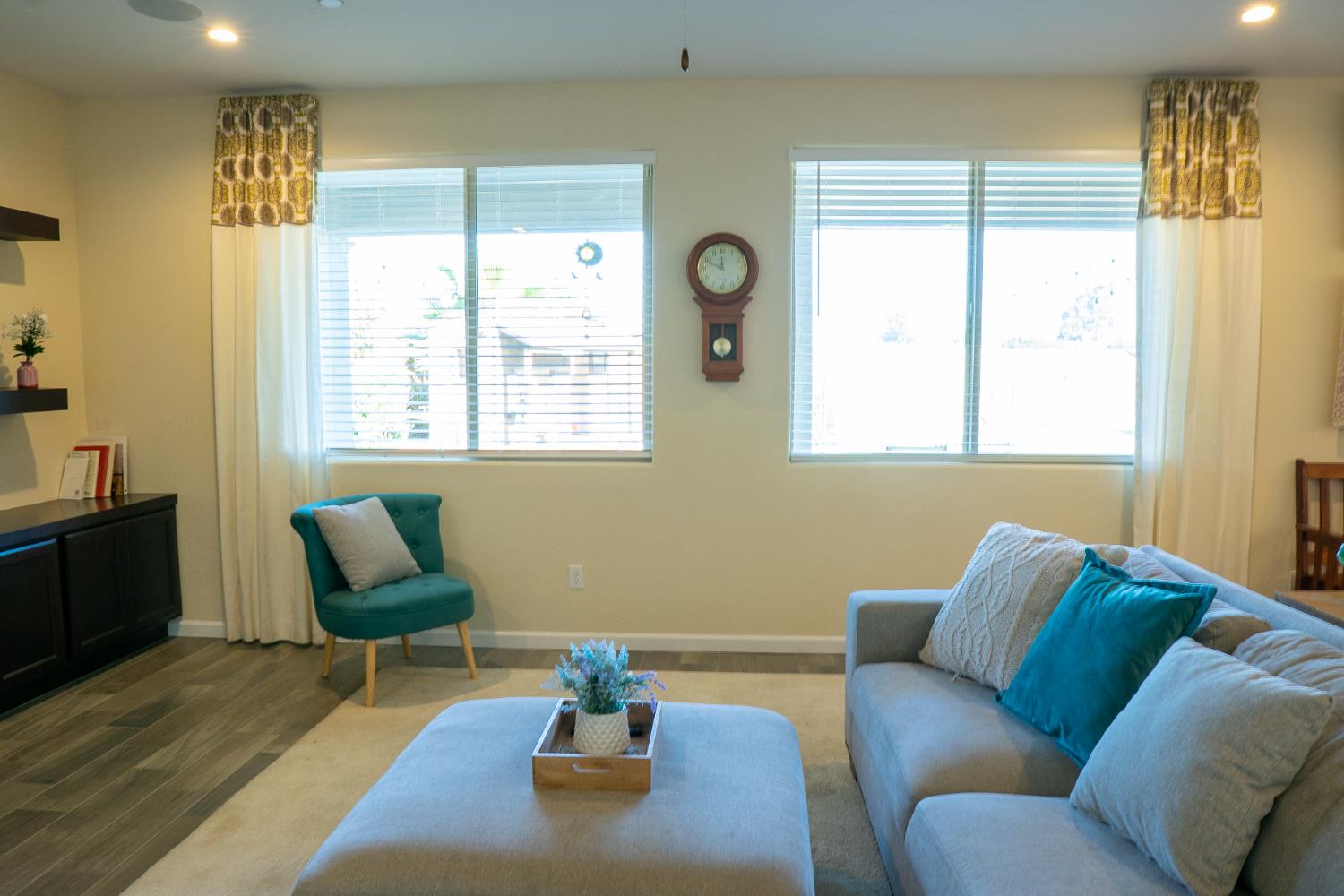 470 Daphne Ln, Lemoore, CA 93245