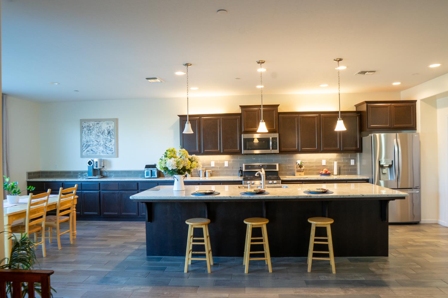 470 Daphne Ln, Lemoore, CA 93245