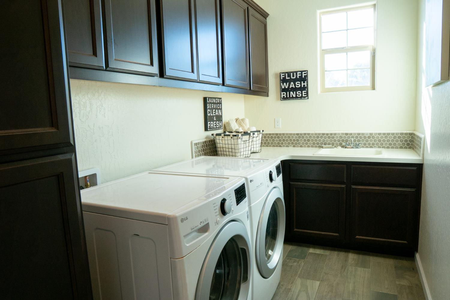 470 Daphne Ln, Lemoore, CA 93245