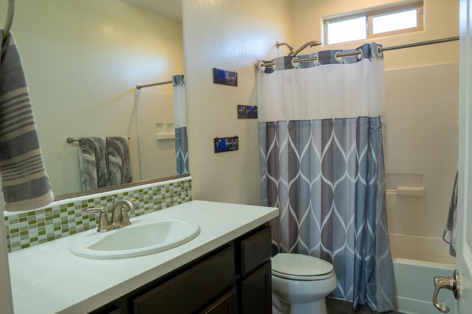 470 Daphne Ln, Lemoore, CA 93245