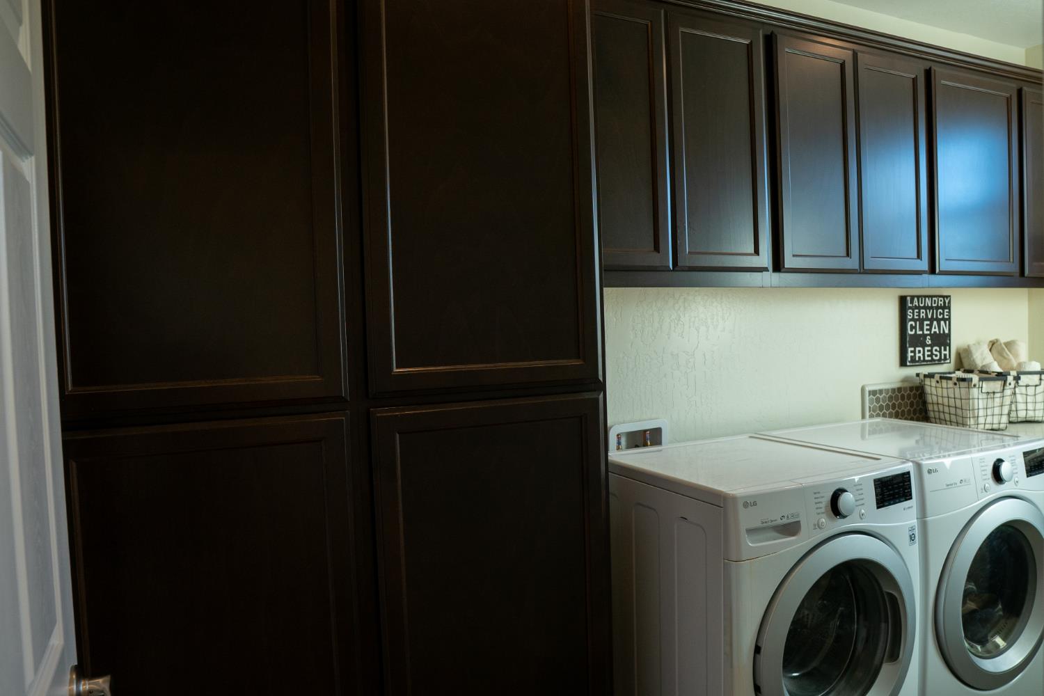 470 Daphne Ln, Lemoore, CA 93245