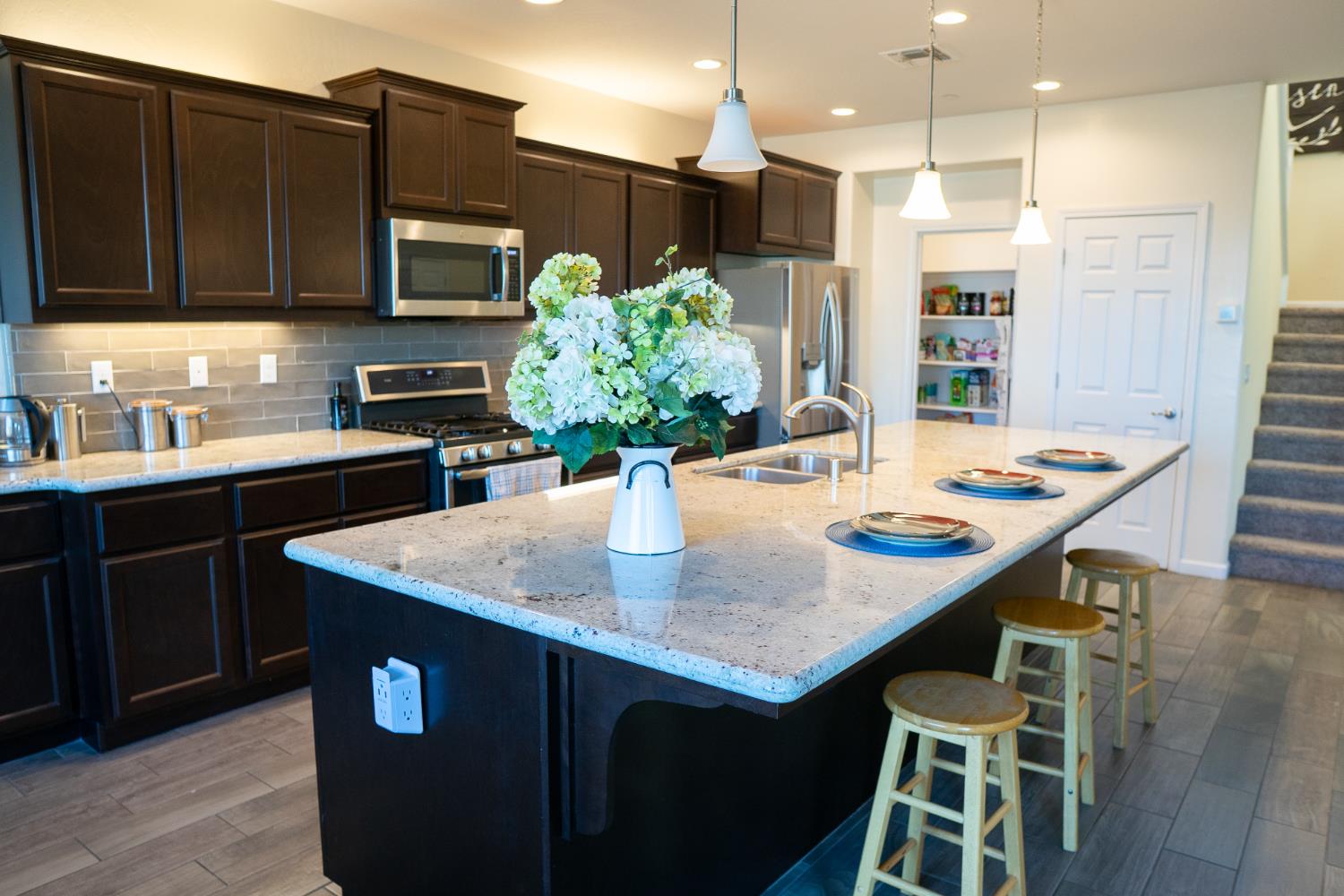 470 Daphne Ln, Lemoore, CA 93245