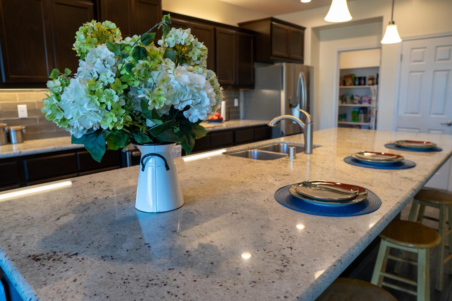 470 Daphne Ln, Lemoore, CA 93245