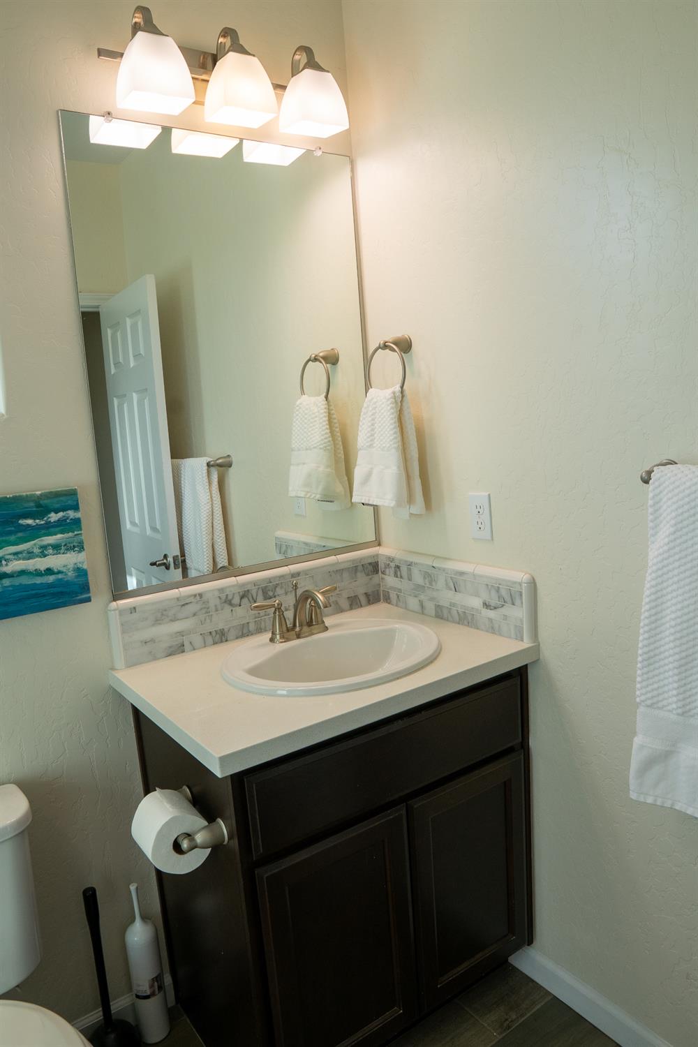 470 Daphne Ln, Lemoore, CA 93245