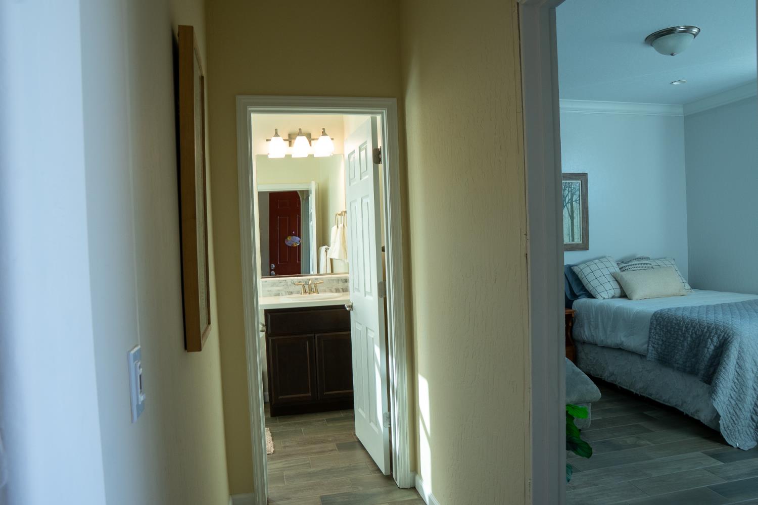 470 Daphne Ln, Lemoore, CA 93245