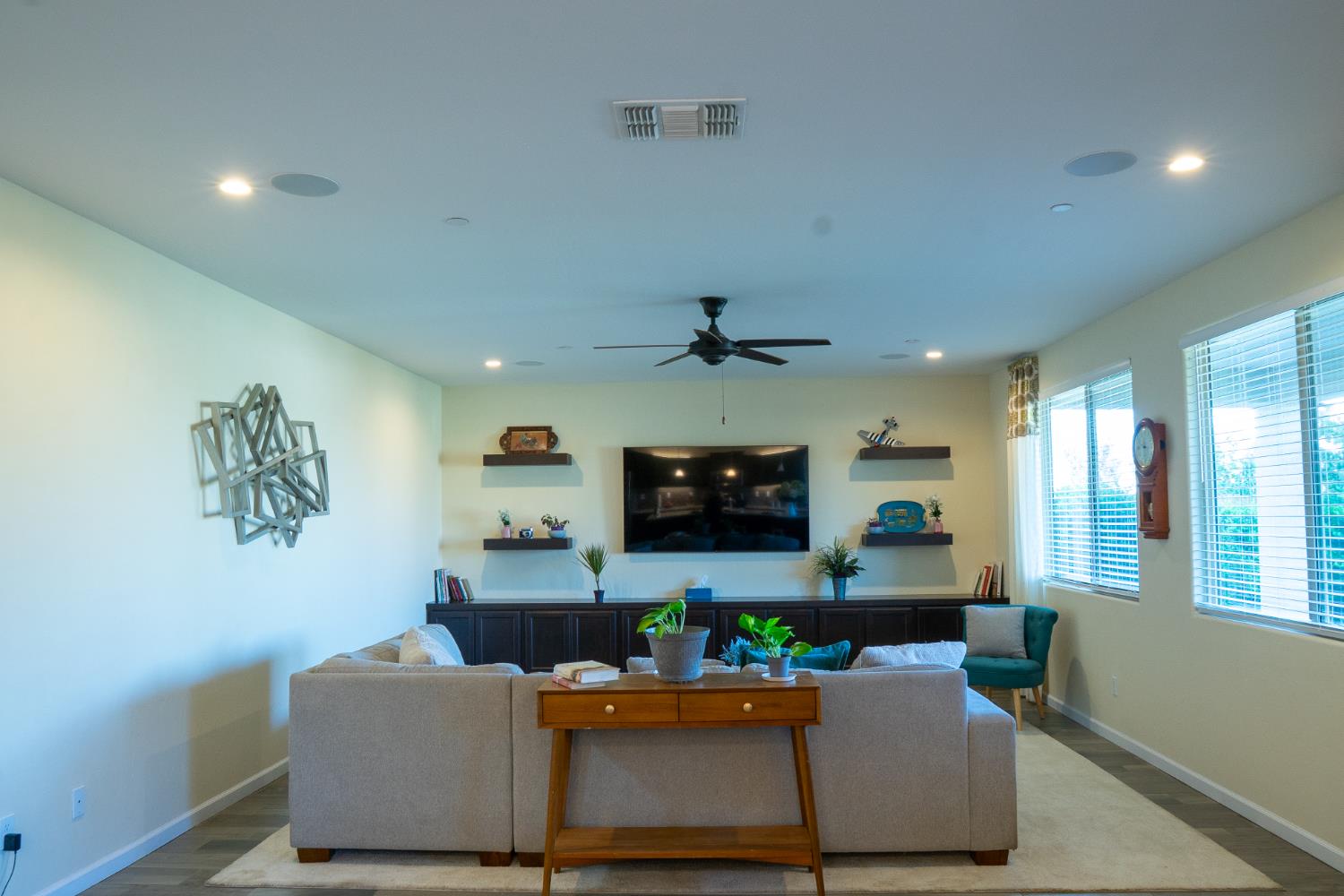 470 Daphne Ln, Lemoore, CA 93245