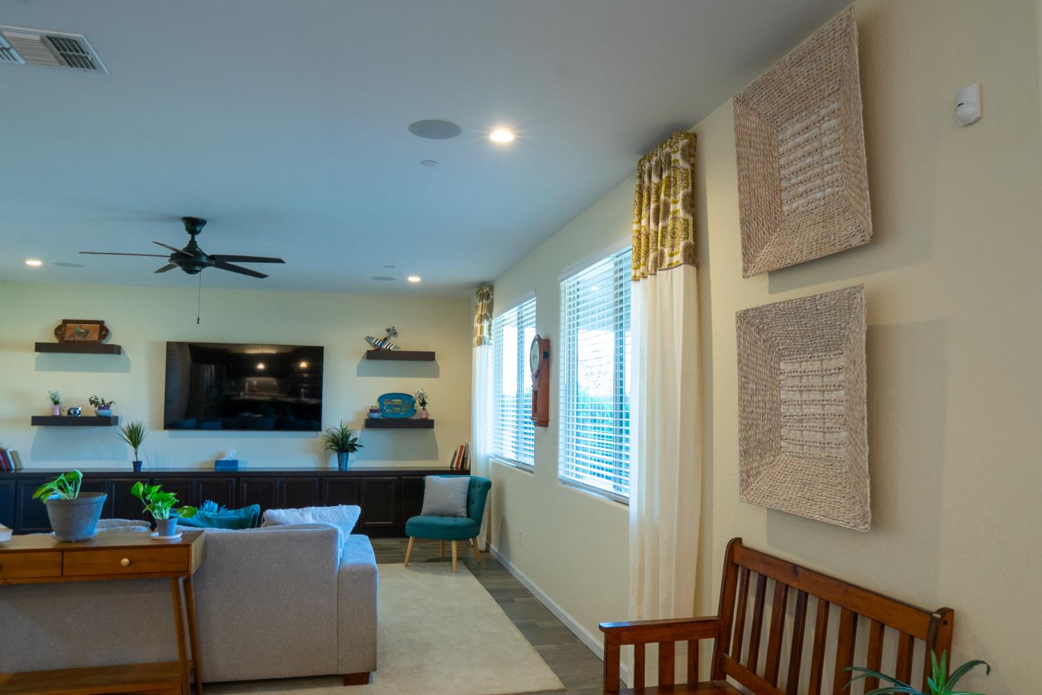 470 Daphne Ln, Lemoore, CA 93245