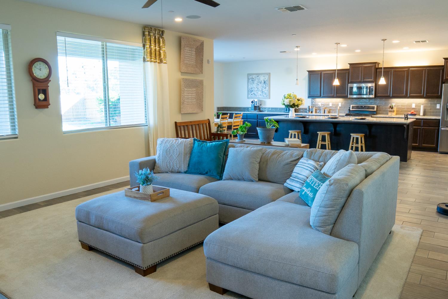 470 Daphne Ln, Lemoore, CA 93245