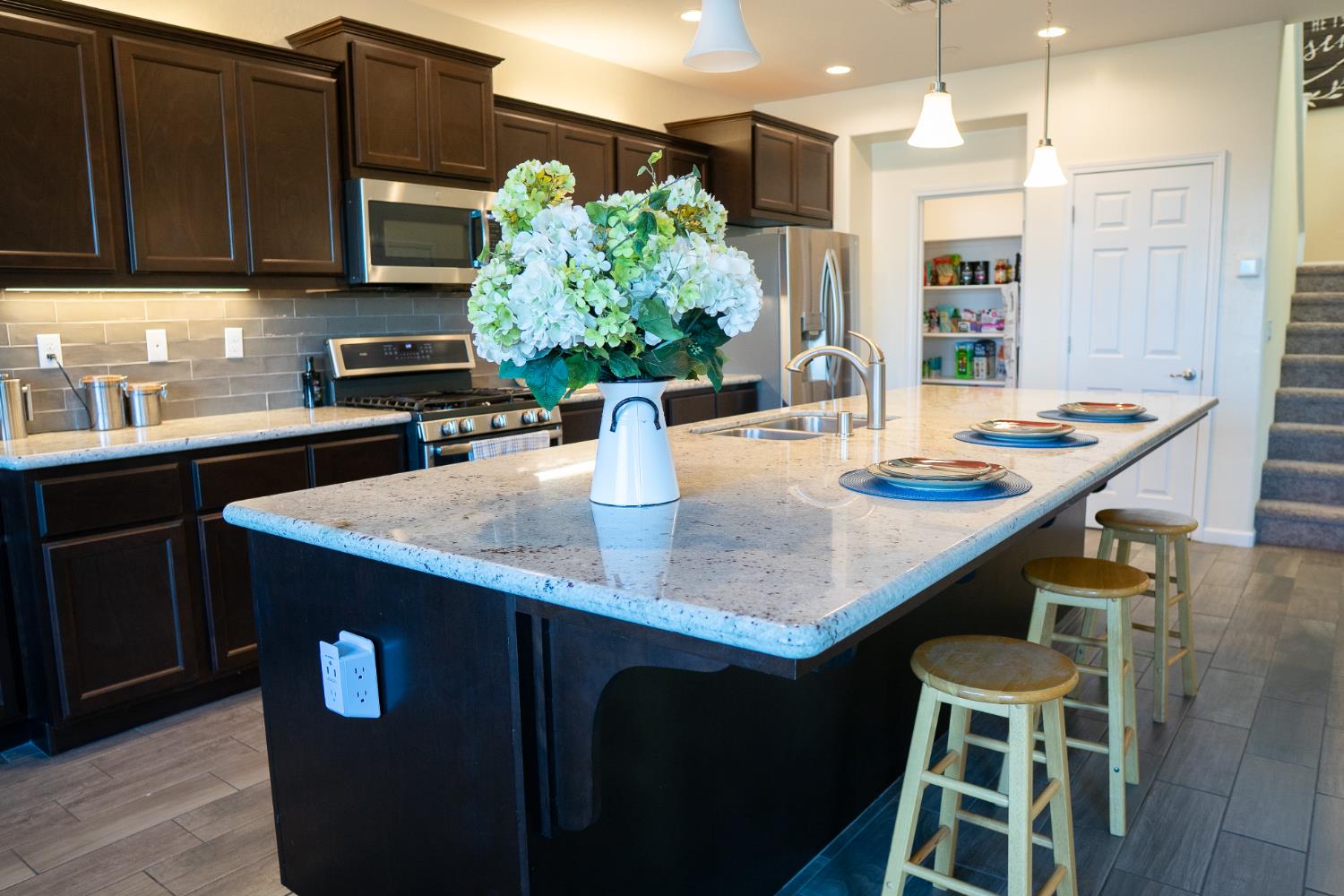 470 Daphne Ln, Lemoore, CA 93245