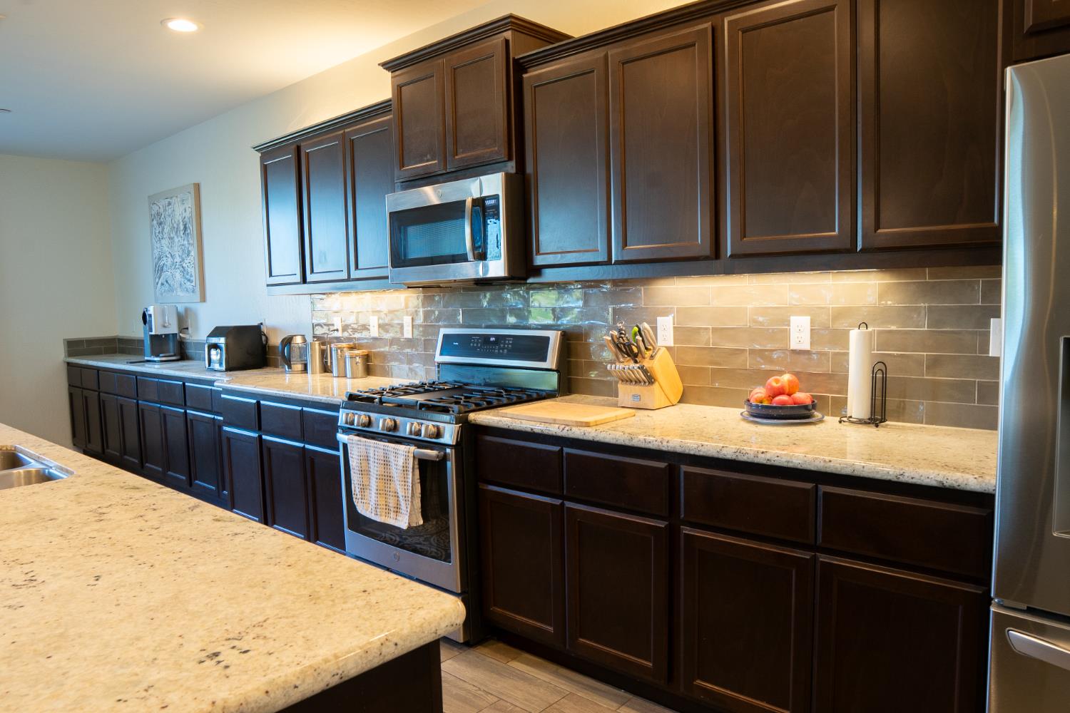 470 Daphne Ln, Lemoore, CA 93245