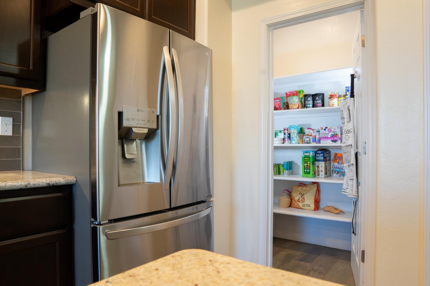 470 Daphne Ln, Lemoore, CA 93245