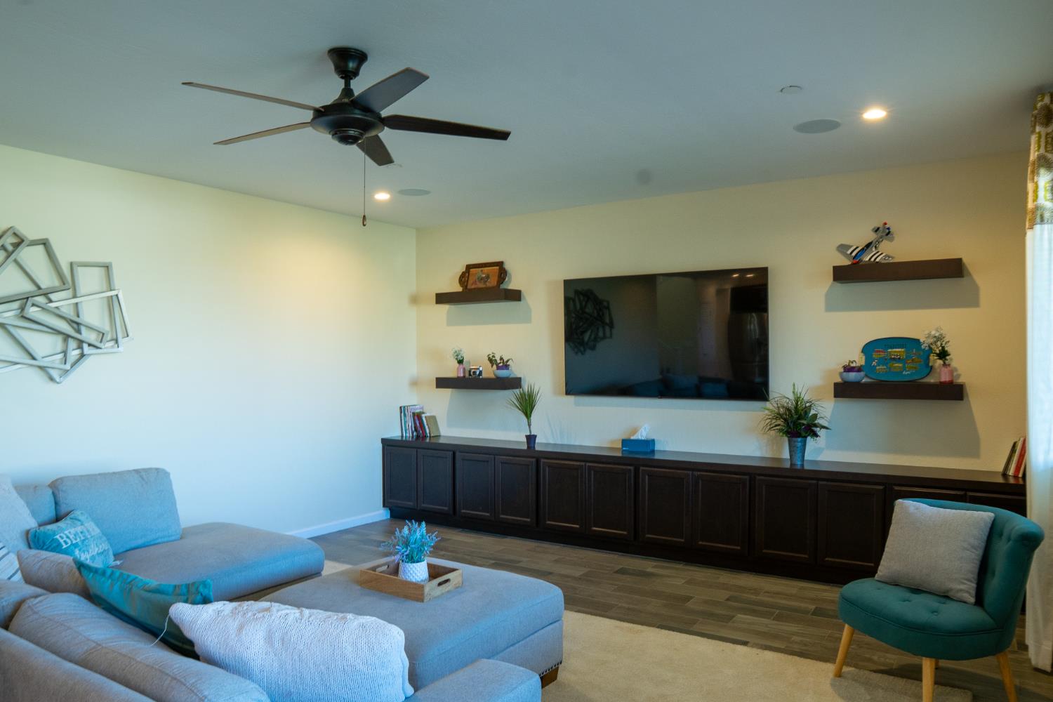 470 Daphne Ln, Lemoore, CA 93245