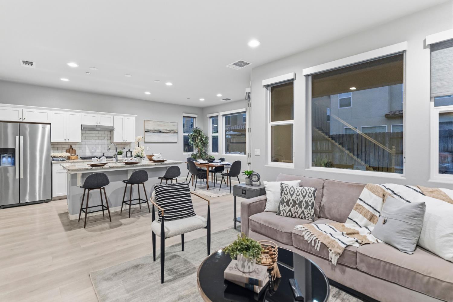 859 Lassen Ln W, Madera, CA 93636