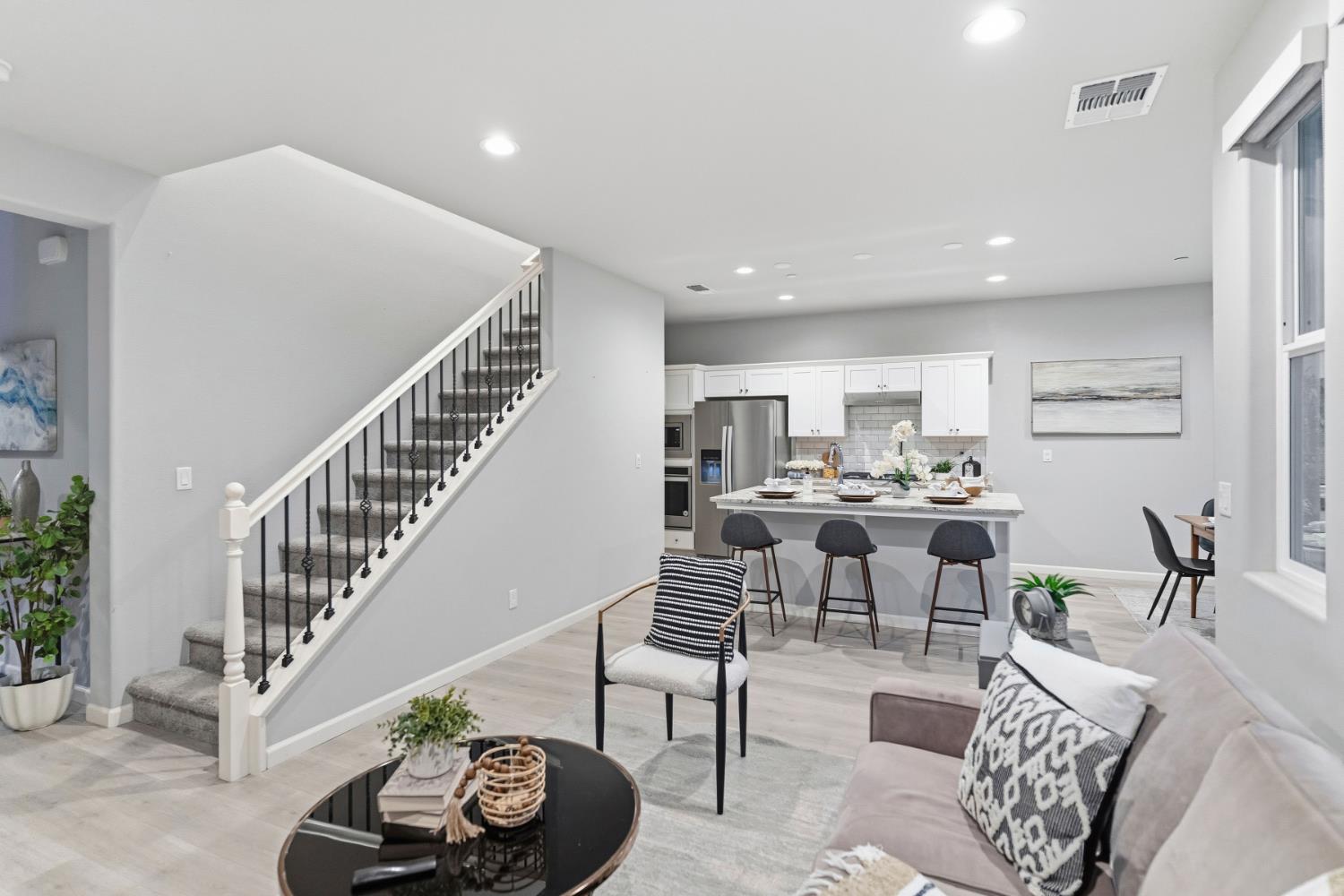 859 Lassen Ln W, Madera, CA 93636