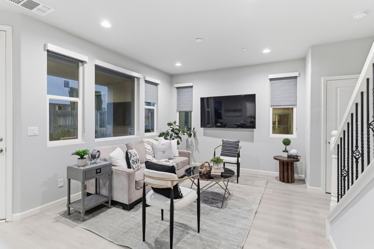 859 Lassen Ln W, Madera, CA 93636