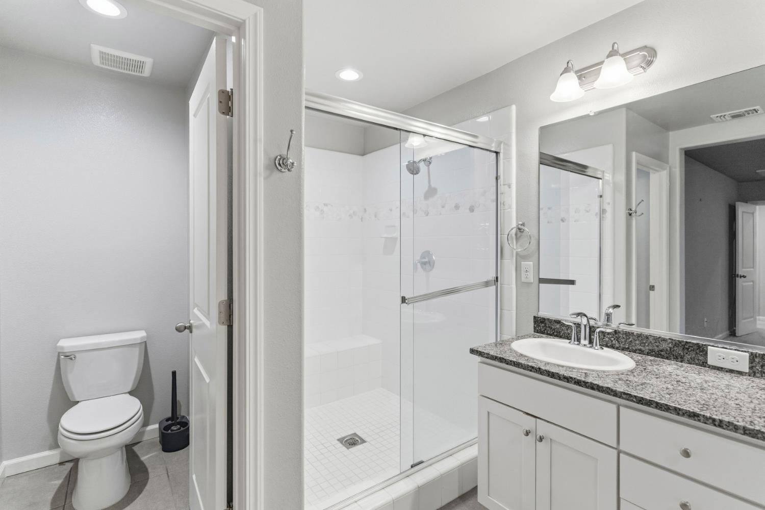 859 Lassen Ln W, Madera, CA 93636