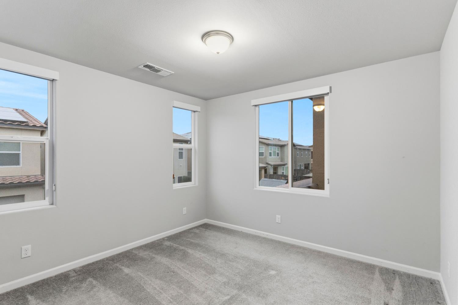 859 Lassen Ln W, Madera, CA 93636