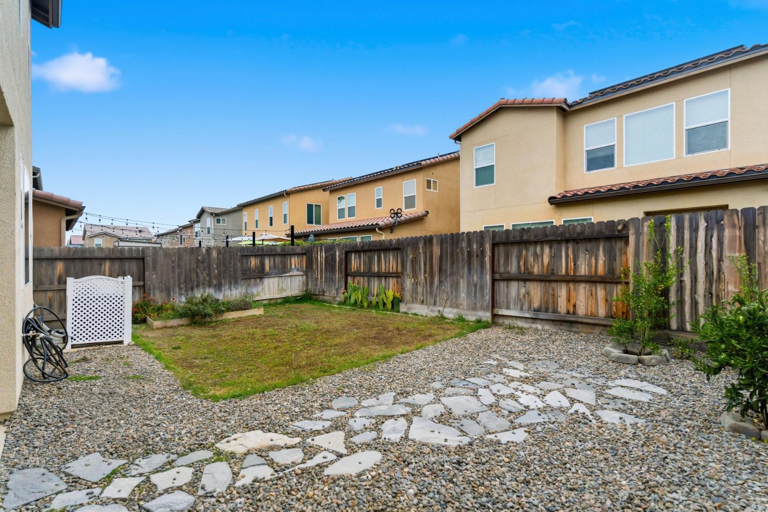 859 Lassen Ln W, Madera, CA 93636