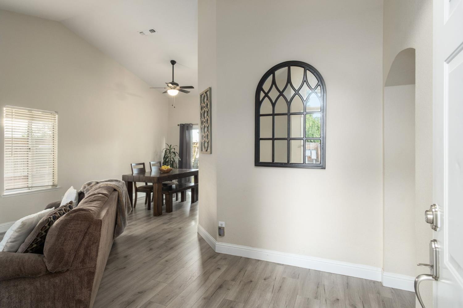 10610 N Seacrest Dr, Fresno, CA 93730