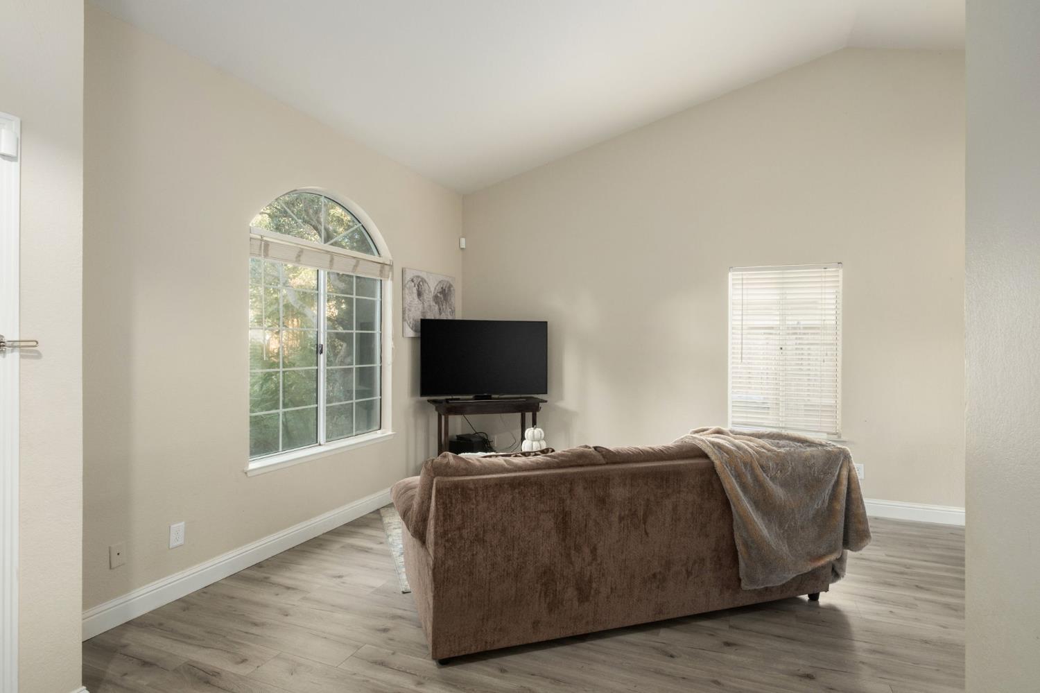 10610 N Seacrest Dr, Fresno, CA 93730