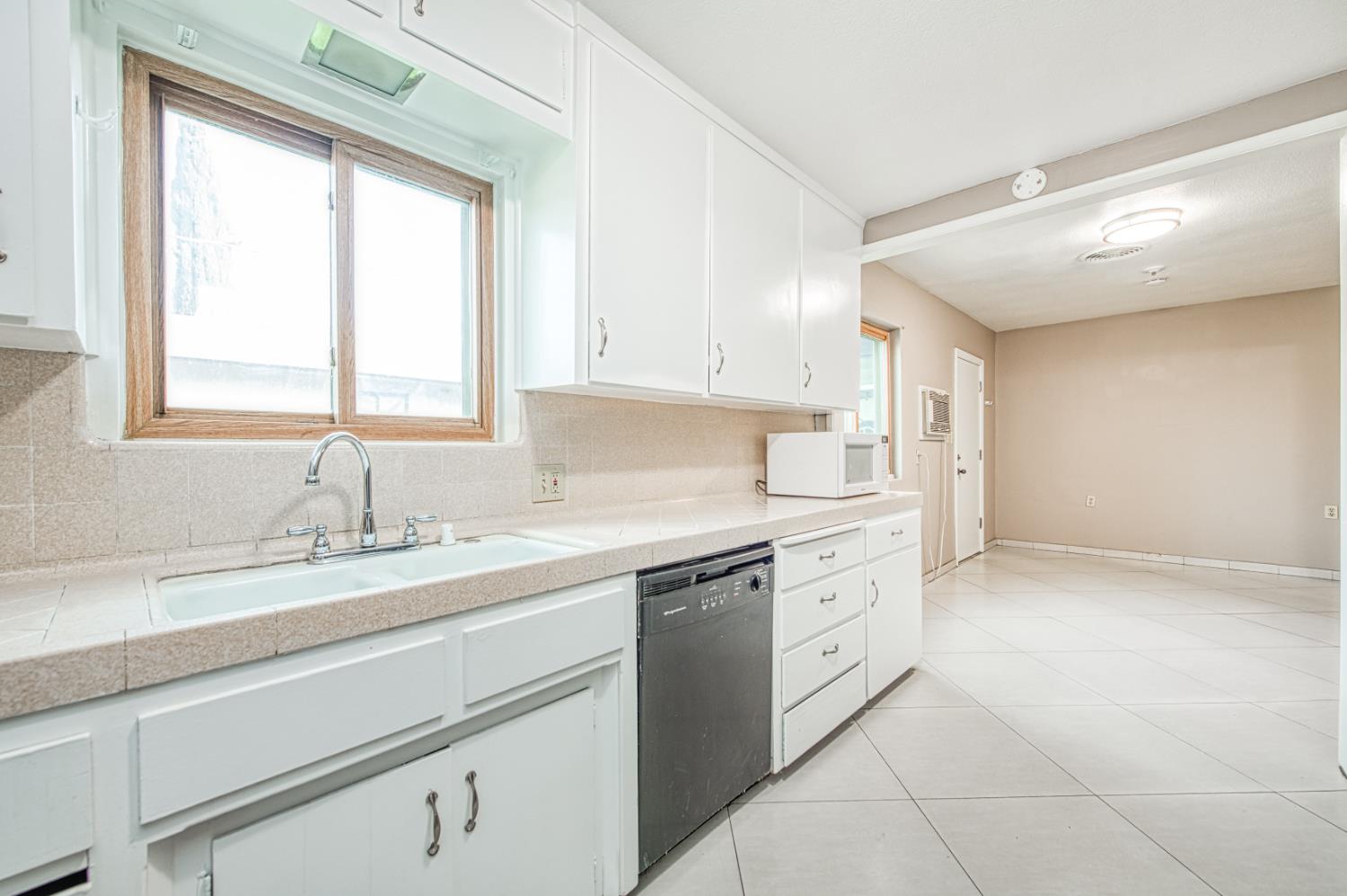 542 W Harvard, Fresno, CA 93705