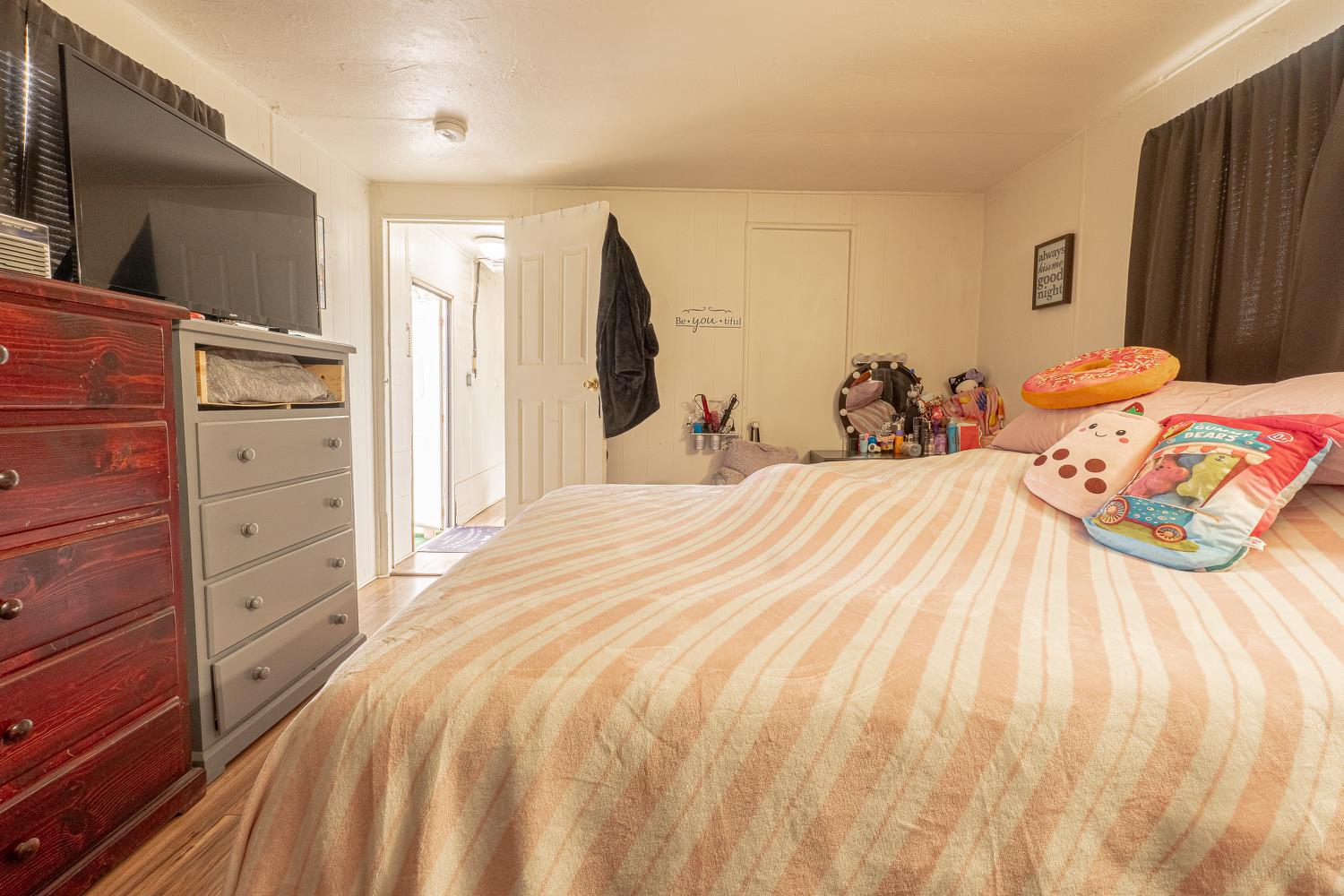 858 S Valencia Blvd S, Woodlake, CA 93286