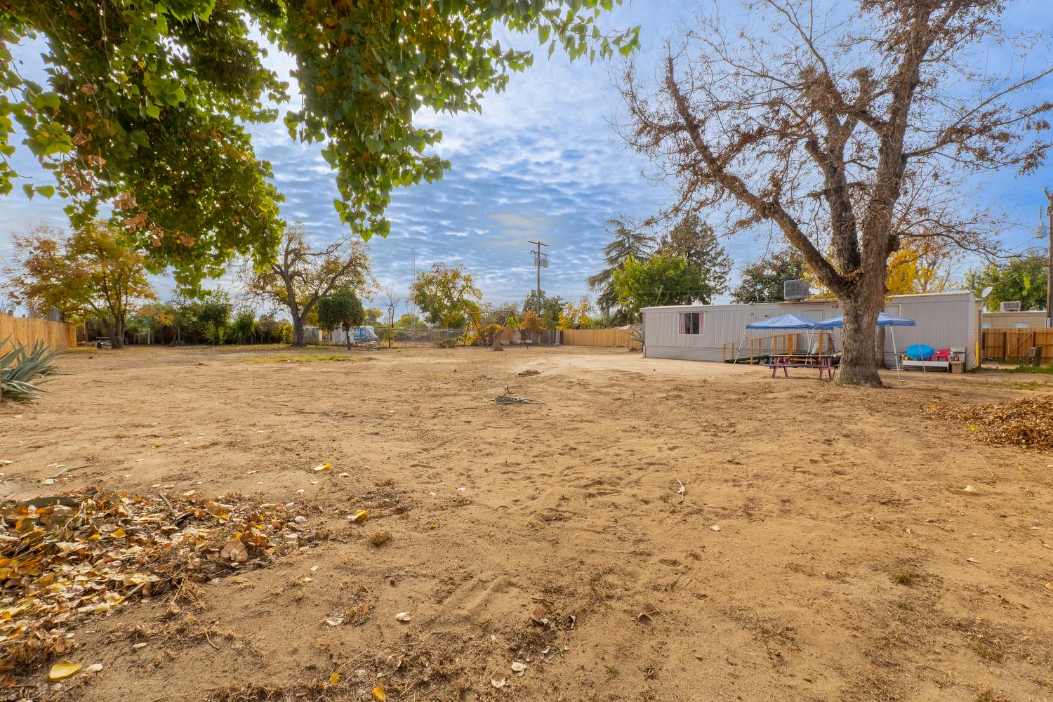 858 S Valencia Blvd S, Woodlake, CA 93286