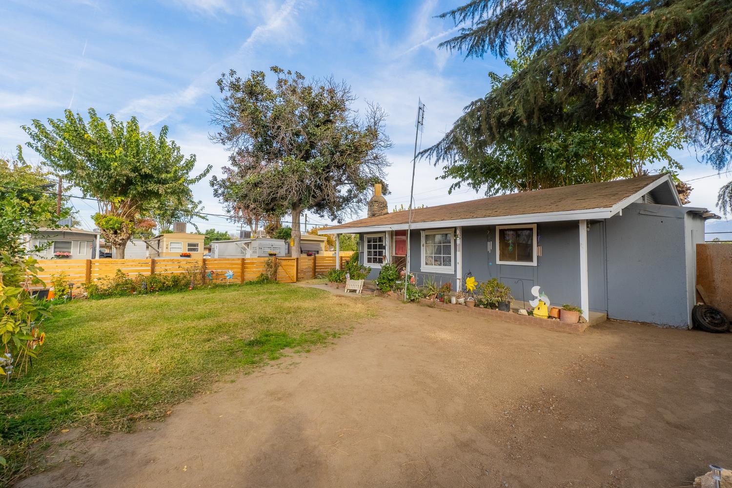 858 S Valencia Blvd S, Woodlake, CA 93286