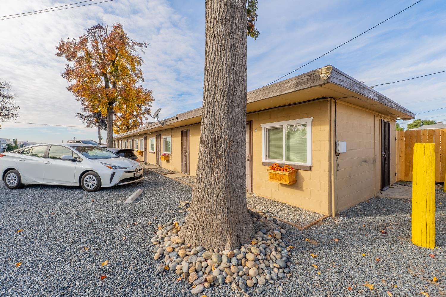 858 S Valencia Blvd S, Woodlake, CA 93286