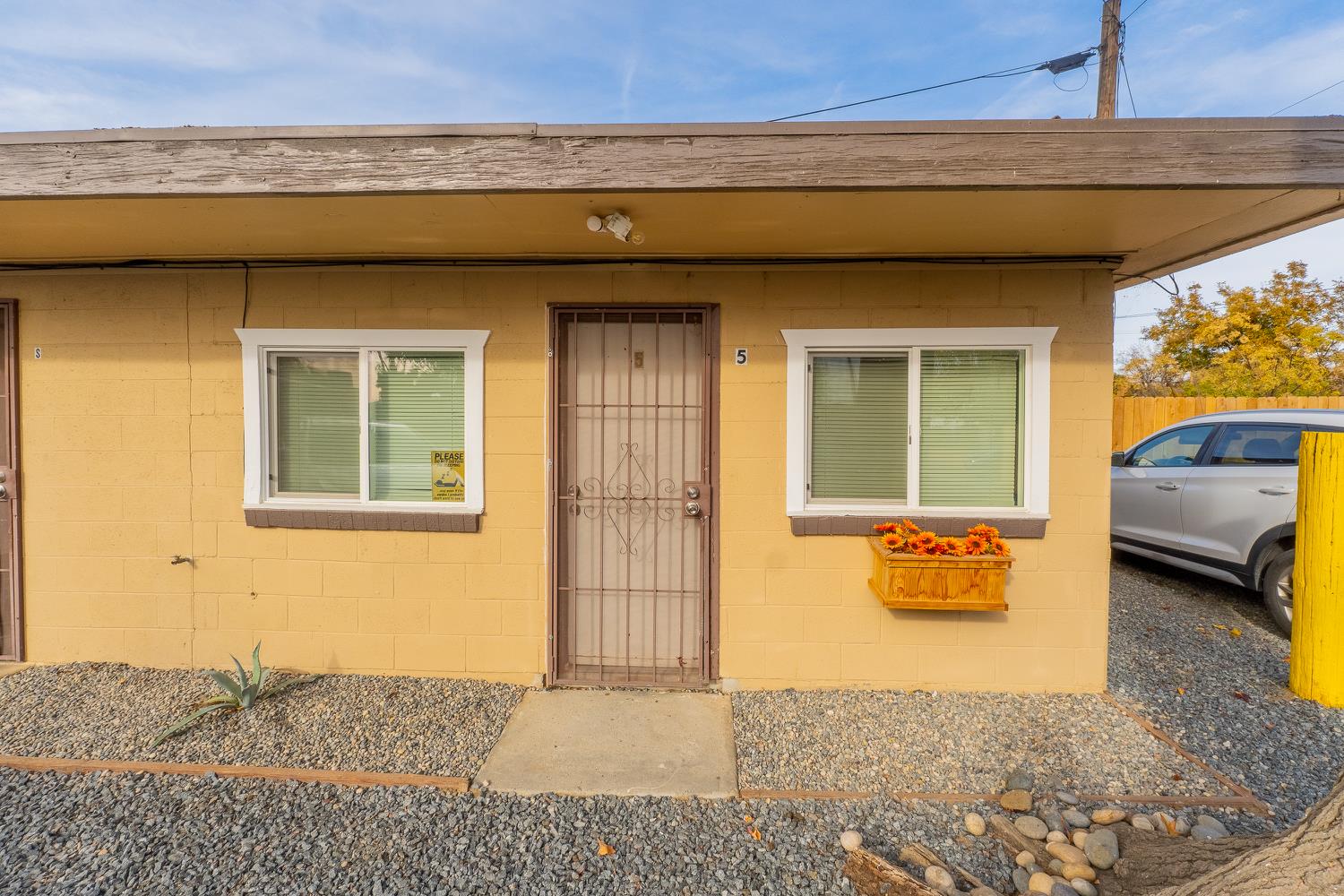 858 S Valencia Blvd S, Woodlake, CA 93286