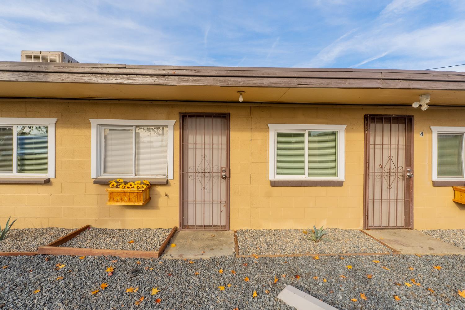 858 S Valencia Blvd S, Woodlake, CA 93286