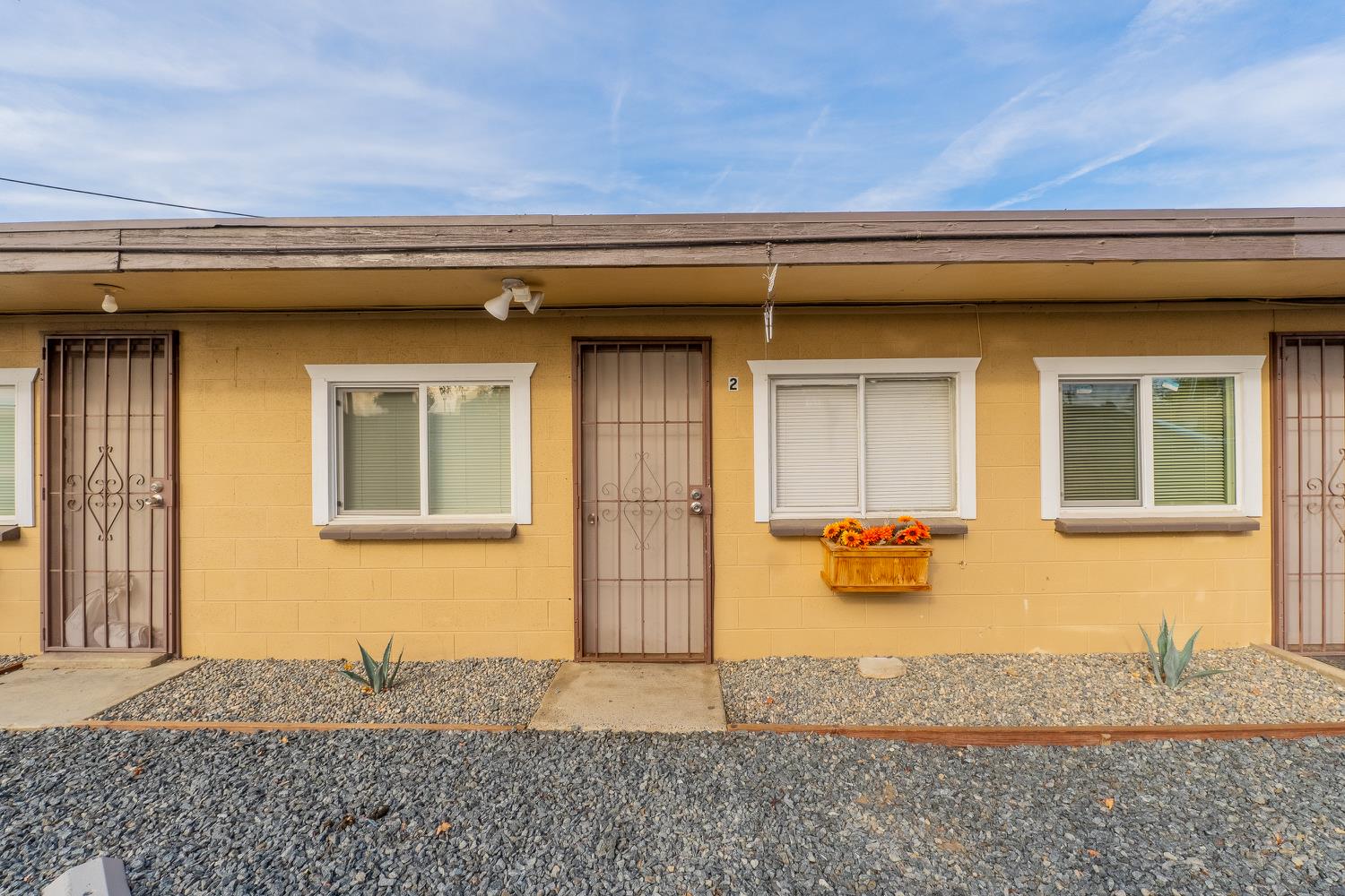 858 S Valencia Blvd S, Woodlake, CA 93286