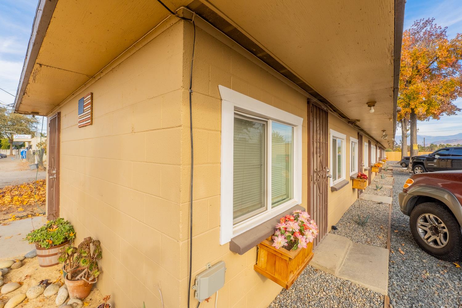 858 S Valencia Blvd S, Woodlake, CA 93286