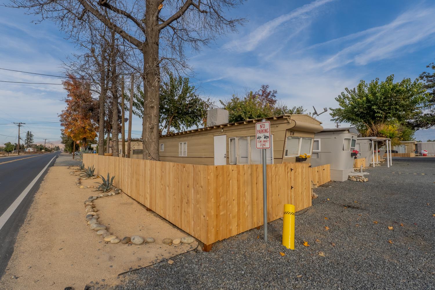 858 S Valencia Blvd S, Woodlake, CA 93286