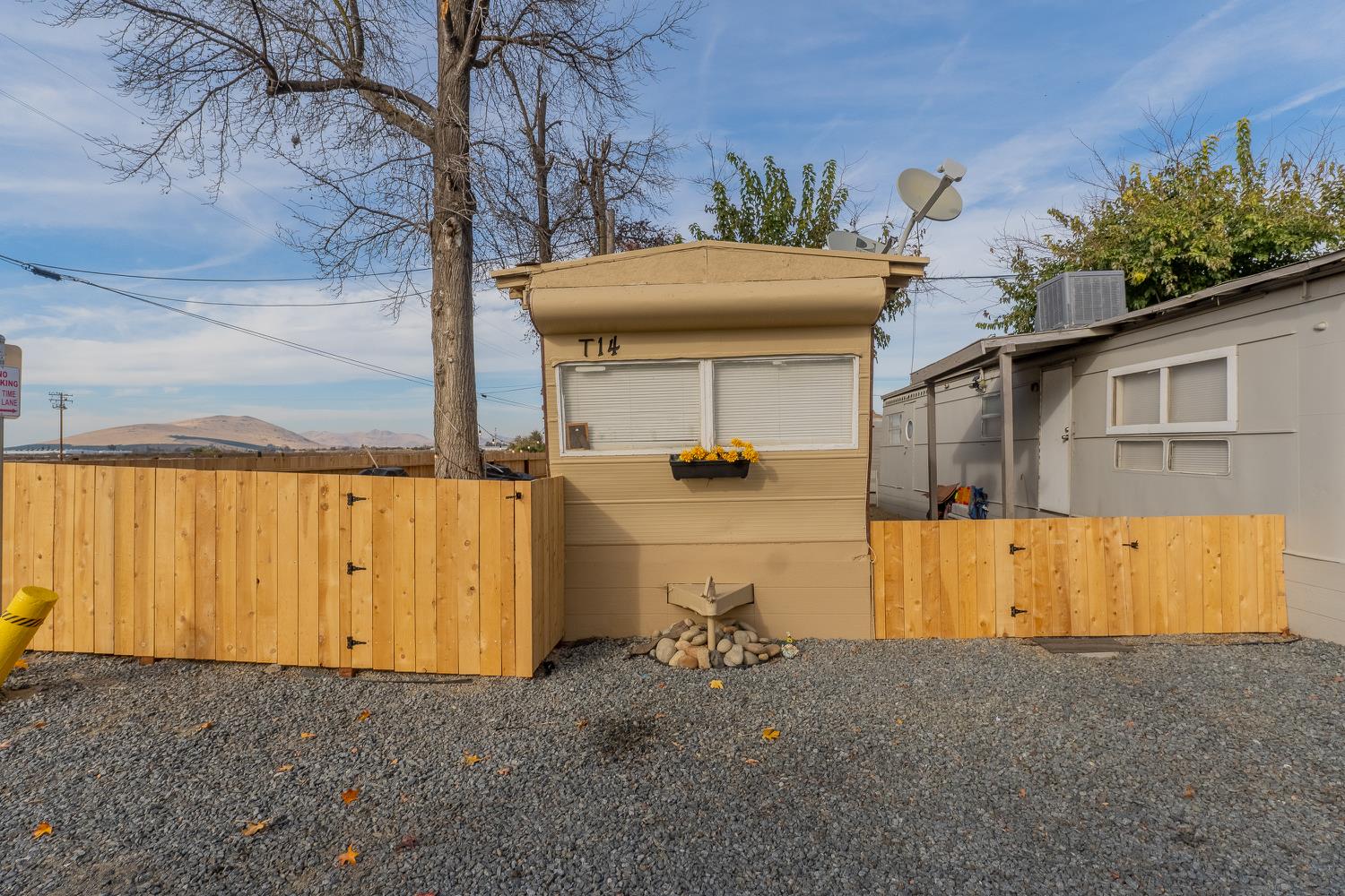 858 S Valencia Blvd S, Woodlake, CA 93286