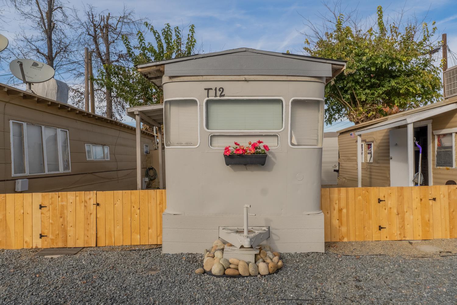 858 S Valencia Blvd S, Woodlake, CA 93286