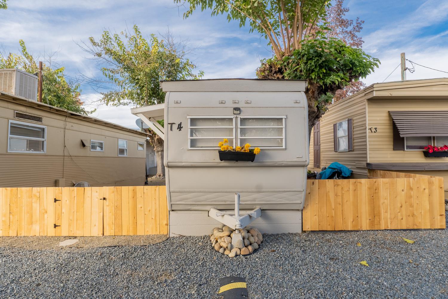 858 S Valencia Blvd S, Woodlake, CA 93286