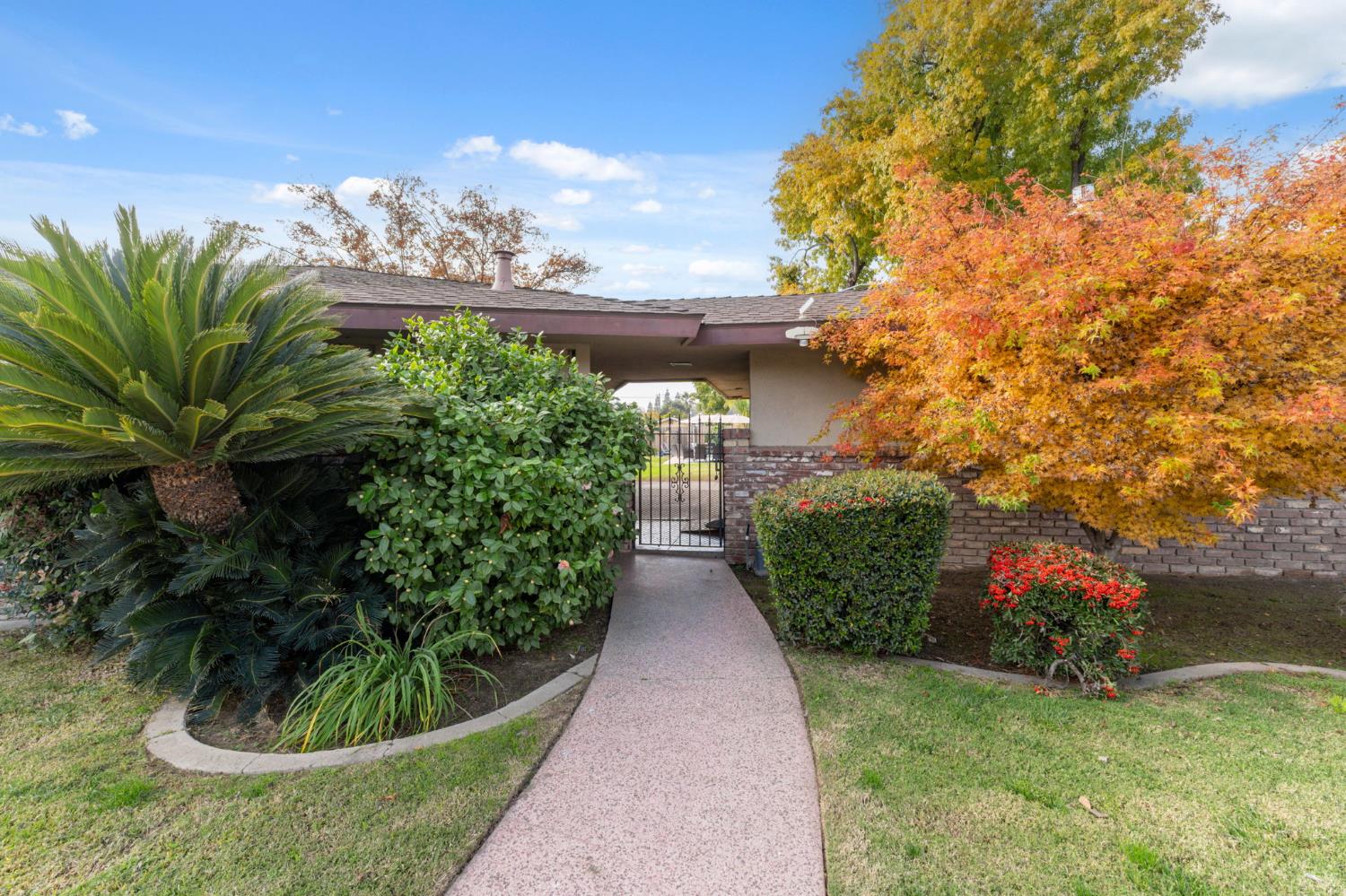 1112 S Sunnyside Ave, Fresno, CA 93727