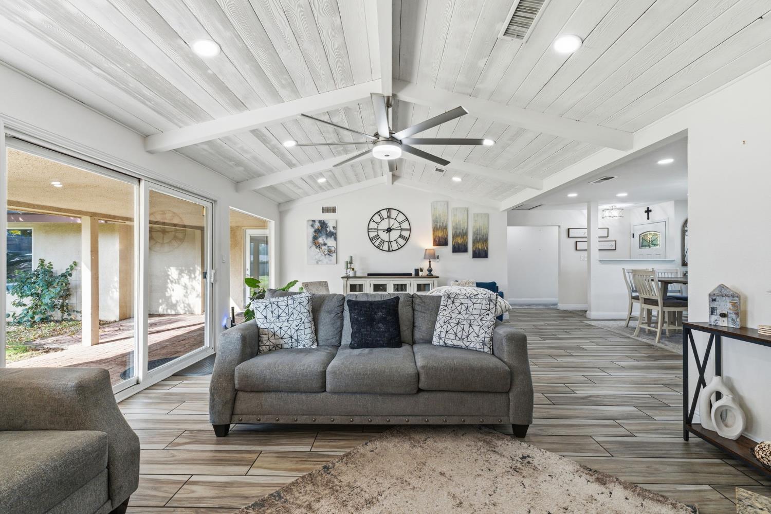 1112 S Sunnyside Ave, Fresno, CA 93727