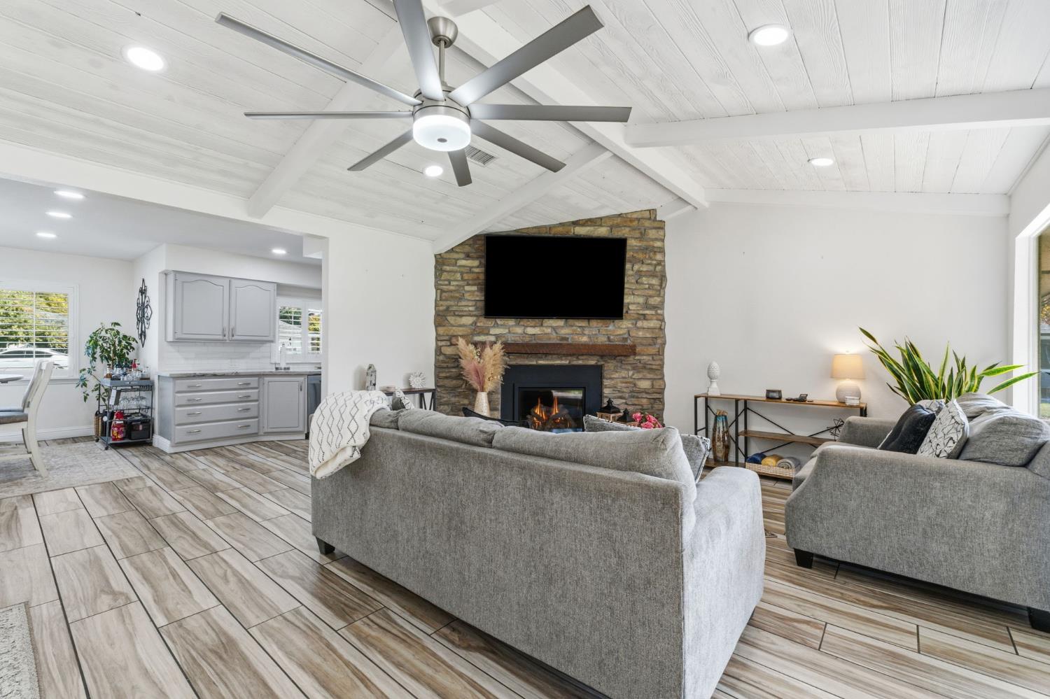 1112 S Sunnyside Ave, Fresno, CA 93727