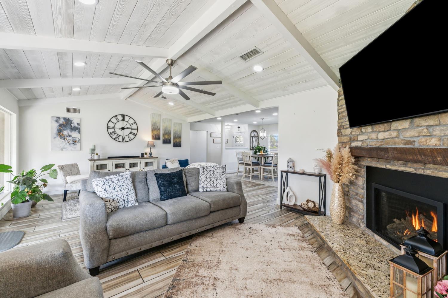 1112 S Sunnyside Ave, Fresno, CA 93727