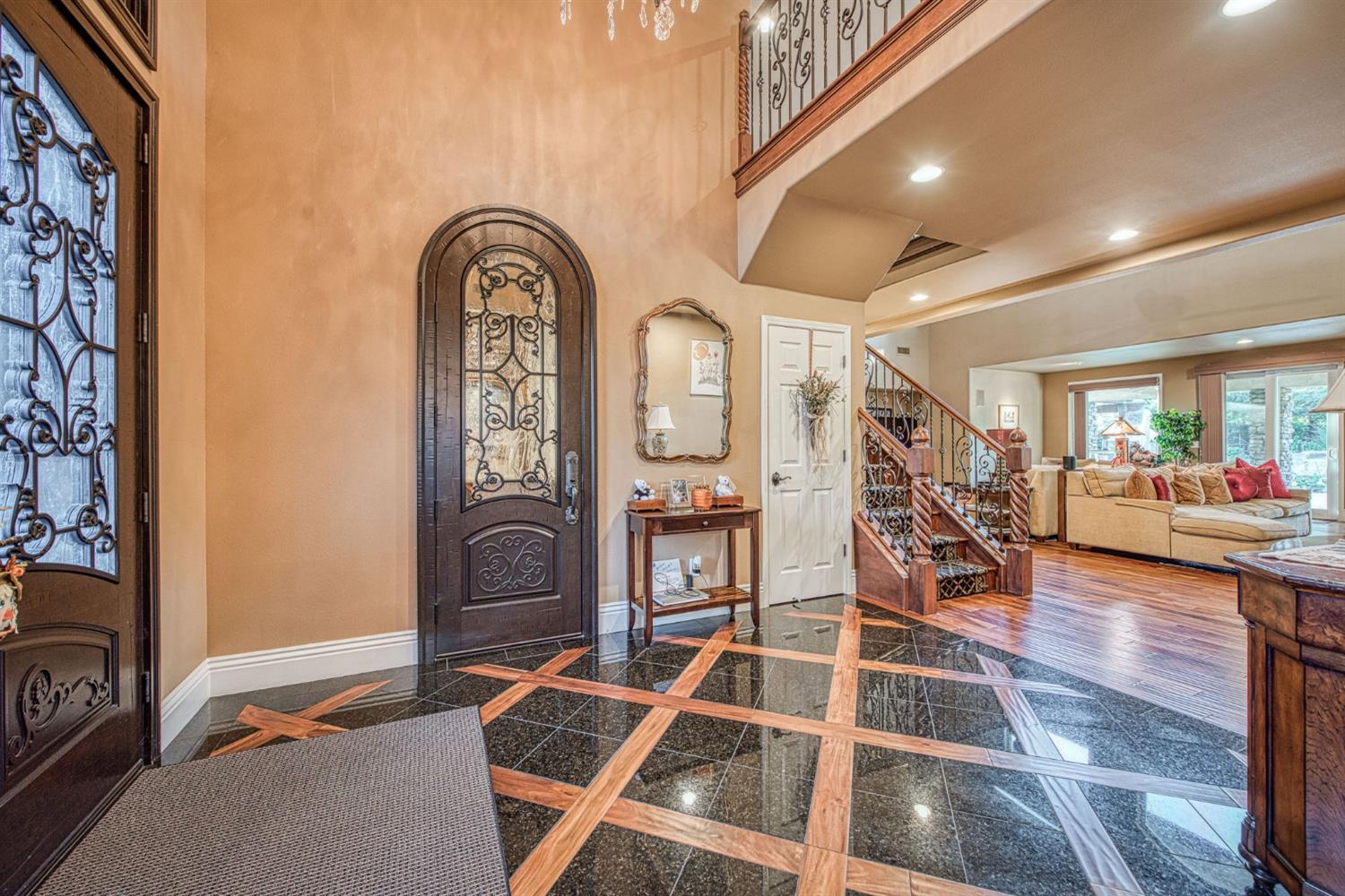 1558 E Shadow Creek Dr, Fresno, CA 93730