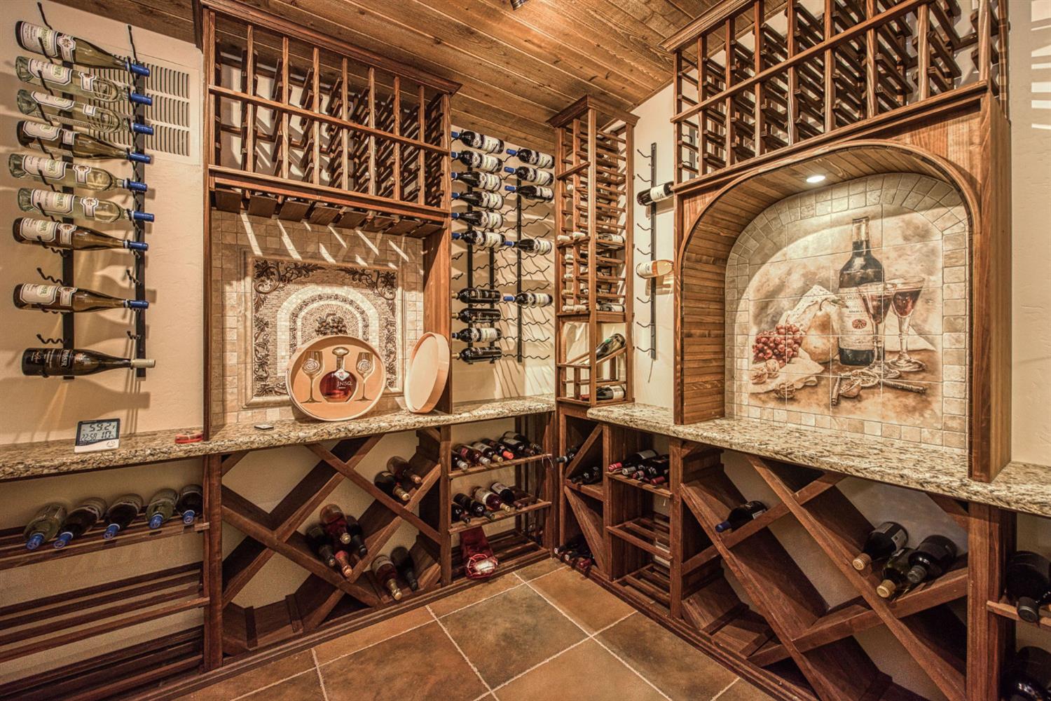 1558 E Shadow Creek Dr, Fresno, CA 93730