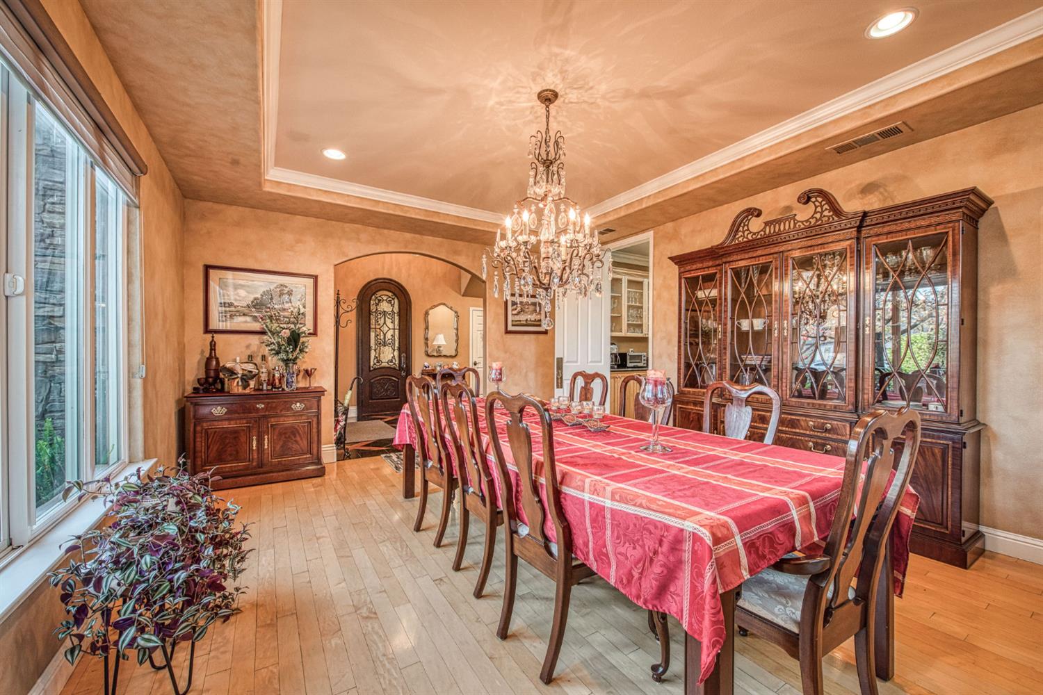 1558 E Shadow Creek Dr, Fresno, CA 93730