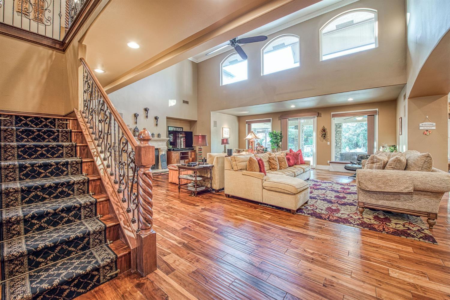 1558 E Shadow Creek Dr, Fresno, CA 93730