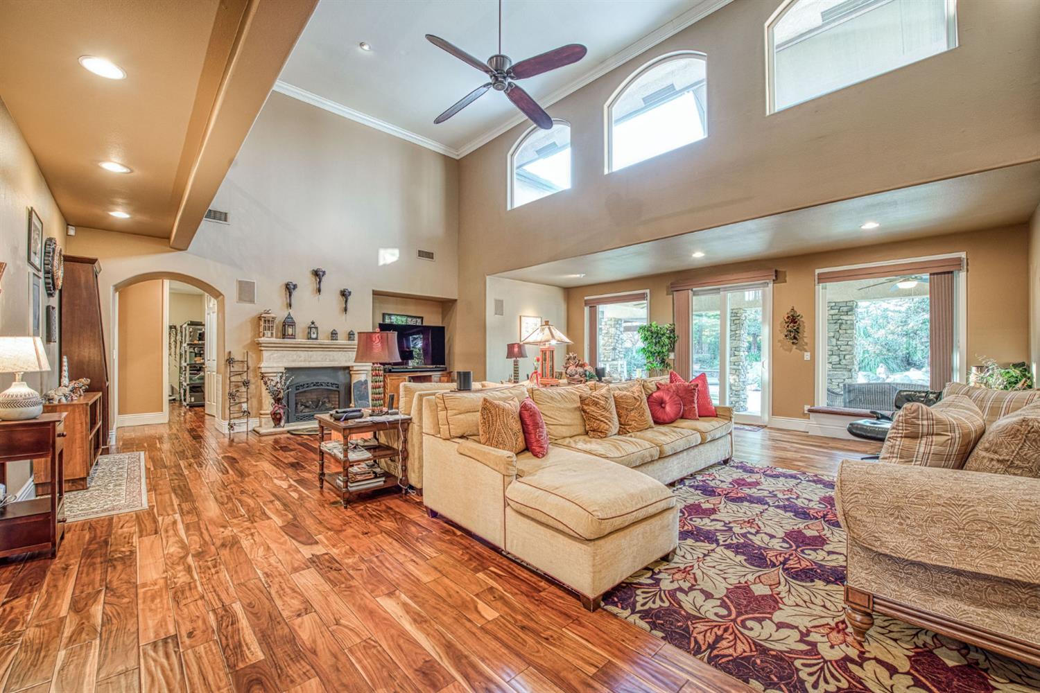 1558 E Shadow Creek Dr, Fresno, CA 93730