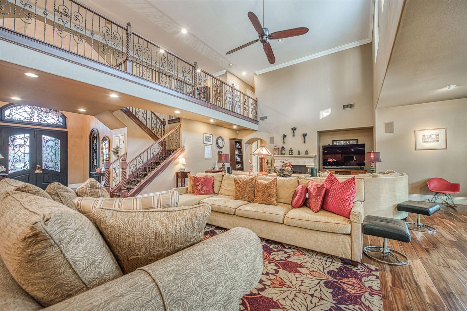 1558 E Shadow Creek Dr, Fresno, CA 93730