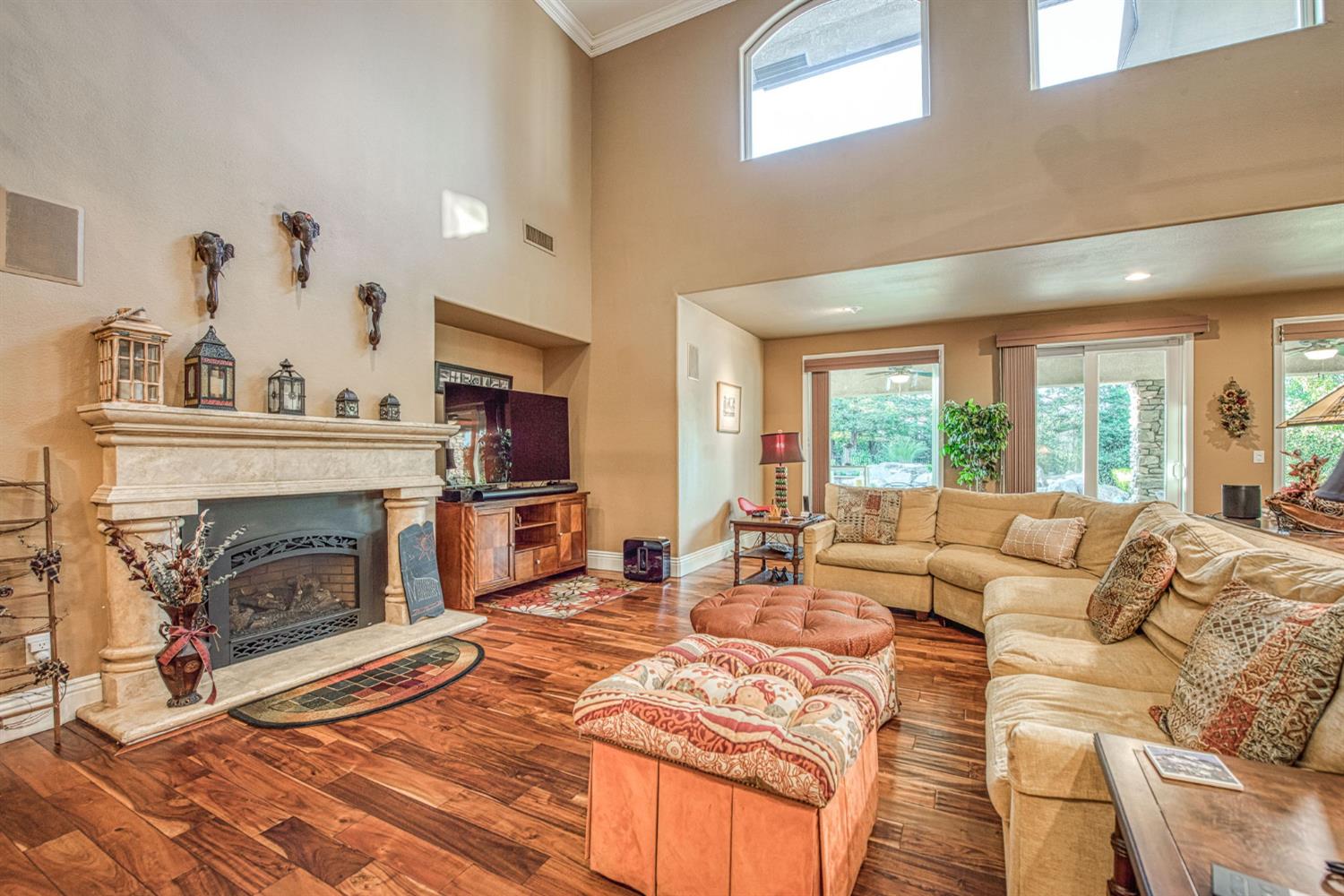 1558 E Shadow Creek Dr, Fresno, CA 93730