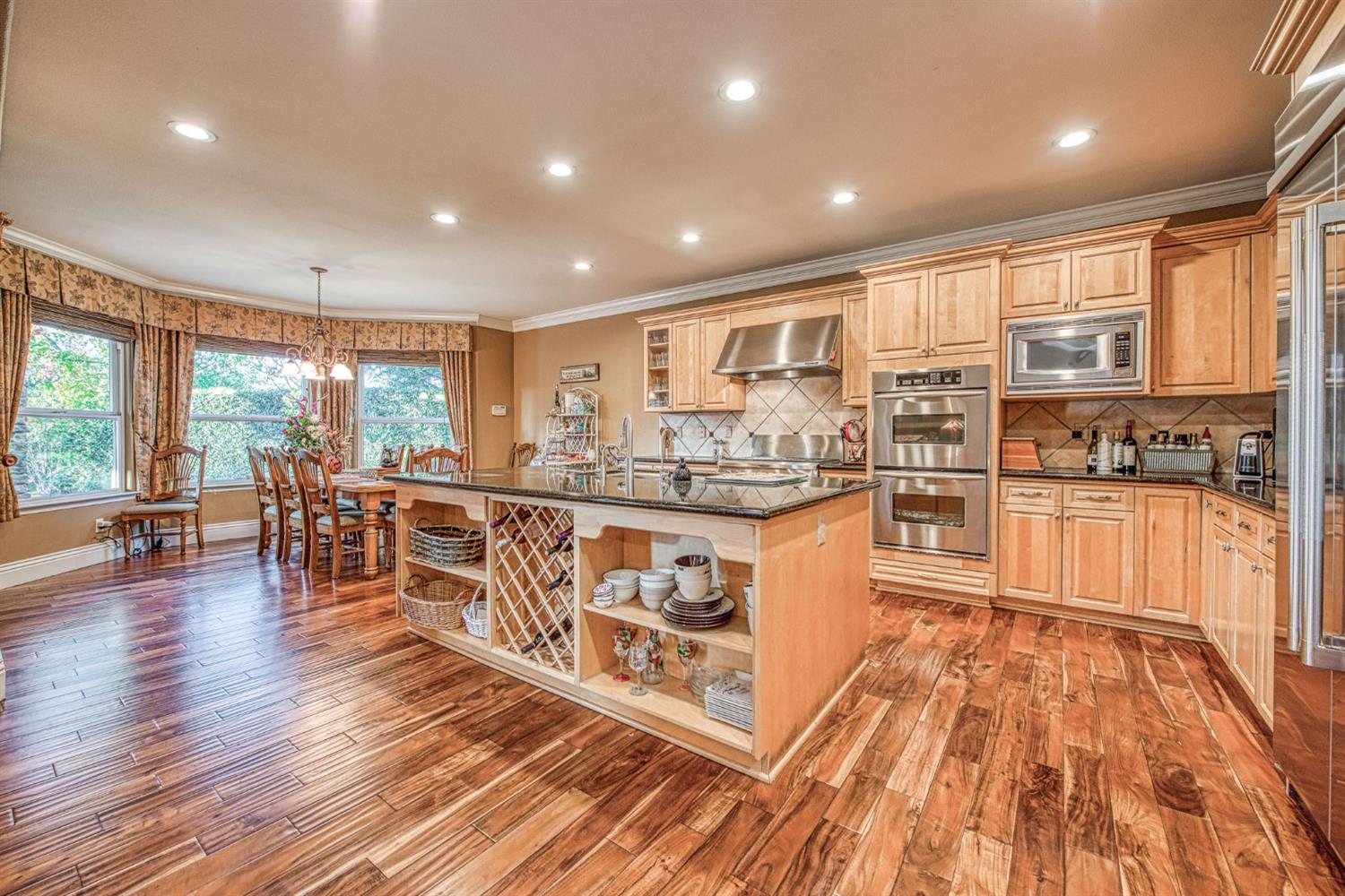 1558 E Shadow Creek Dr, Fresno, CA 93730