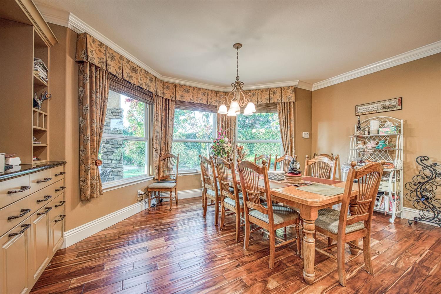 1558 E Shadow Creek Dr, Fresno, CA 93730